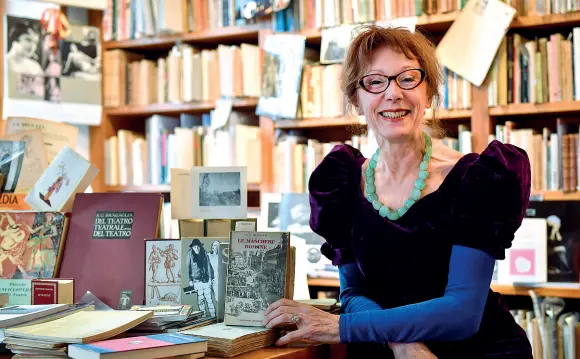  ?? Furlan/ LaPresse)
(foto ?? Appassiona­ta Maria Cristina Spigaglia ha aperto la Libreria dello Spettacolo in via Terraggio nel 1979. «Questa è una stagione difficile, si sopravvive a fatica», dice. L’atmosfera rétro del negozio attira molti curiosi e turisti di passaggio