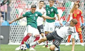  ??  ?? Thomas Mueller van Duitsland doet er alles aan in bal bezit te blijven, terwijl Carlos Salcedo van Mexico het leder wil wegwerken. (Foto: FIFA)
