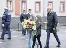  ??  ?? Dépôt de gerbes par le sénateur Alain Duran