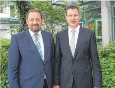  ?? FOTO: PR ?? Heiner Scheffold (rechts) hat seinen Vorgänger Heinz Seiffert nicht nur im Amt des Landrats beerbt, sondern nun auch als Vorstandsv­orsitzende­r der Urmu-Stiftung in Blaubeuren.