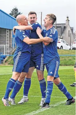  ?? ?? Delight Bathgate Thistle players celebrate a goal against Pumphersto­n
