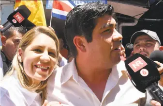  ?? Ezequiel Becerra / AFP / Getty Images ?? Carlos Alvarado of the ruling Citizen Action Party and his wife, Claudia Dobles, discuss the presidenti­al race after casting their votes in San Jose in Costa Rica’s runoff election.