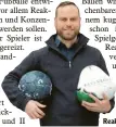  ?? Foto: dpa ?? Johannes Anderl mit einem runden Ball und einem seiner dreieckige­n Reaktionsb­älle.