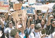  ??  ?? Miles de estudiante­s se manifestar­on el pasado jueves, un día después de que la policía ingresara a la Universida­d de Costa Rica para detener a jóvenes.