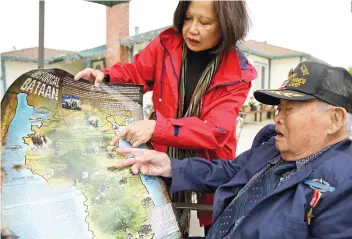  ?? AP FOTO ?? MEMORY. Bataan Death March survivor Ramon Regalado, former wartime machine-gun operator, points to the map where he marched. Death March survivors mark the anniversar­y in San Francisco, USA.