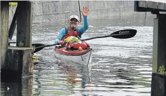  ?? CLIFFORD SKARSTEDT EXAMINER ?? Steve Chard arrives at Lock 19 below Lansdowne St. before staying overnight at the Peterborou­gh Naval Associatio­n on Wednesday. Chard is kayakingTh­e Great Loop over the next year.