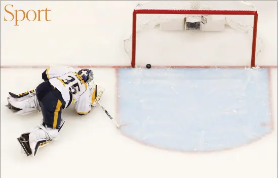  ?? FOTO: LEHTIKUVA/AFP/BRUCE BENNETT ?? TUNGA FINALER. Pekka Rinne har inte lyckats leverera på normal nivå i finalerna mot Pittsburgh Penguins.