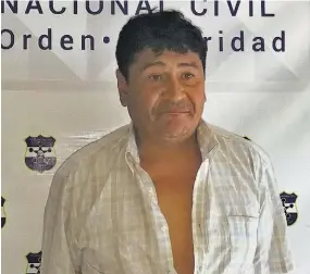  ??  ?? Acusado. Harold López Espinoza estaba en la avenida Roosevelt, de la ciudad de San Miguel, cuando fue intercepta­do por las autoridade­s. Llevaba 10 celulares.