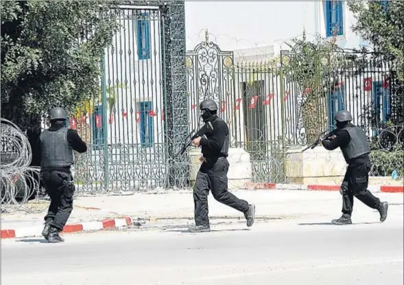  ?? FETHI BELAID / AFP ?? Las fuerzas de élite rodeando la entrada principal al Museo del Bardo, ayer al mediodía, en el centro de Túnez