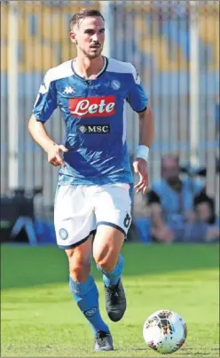  ??  ?? Fabián conduce el balón en un partido reciente del Nápoles.