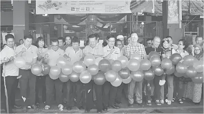  ??  ?? RASMI: Chieng (enam kiri), Daniel (empat kiri), Joseph (tujuh kiri) serta ahli komponen BN yang lain ketika simbolik pelancaran Jualan Sentuhan Rakyat di Sibu, semalam.