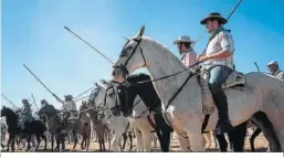  ?? ?? Los yegüerizos, en sus caballos en la Aldea.