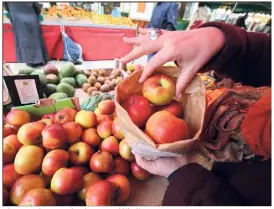  ?? (Photo Luc Boutria) ?? Alors que les sacs plastique ont déjà disparu des supermarch­és, les petits commerçant­s sont maintenant soumis à la même règle.