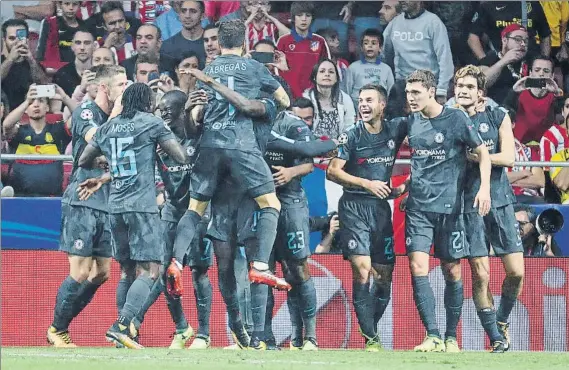  ?? FOTO: EFE ?? El Chelsea celebra el postrero gol en el Wanda Metropolit­ano, que significó la primera derrota del Atlético de Madrid en su nuevo estadio.