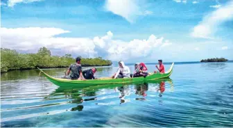  ??  ?? Experts from the Bureau of Fisheries and Aquatic Resources conduct site selection and orientatio­n for National Shellfish Developmen­t Program in Maimbung town in Sulu province.