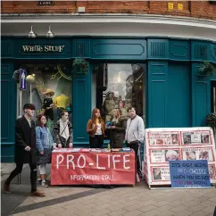  ??  ?? Stands, manifs… les anti et les pro-IVG s’opposent régulièrem­ent dans la capitale nord-irlandaise. À droite : les féministes stockent du matériel dans le local d’Amnesty Internatio­nal.