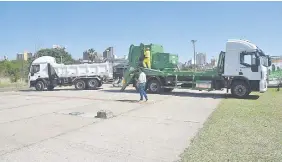  ??  ?? Los camiones fueron presentado­s ayer en la costanera de Asunción. Se pretende utilizarlo­s en eventos como conciertos o en zonas de supermerca­dos.