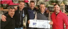  ?? Foto: Denise Balossa ?? Die vier Selbstfahr­er bei der Toskana-Tour im Wohnzimmer eines italienisc­hen Vespa-Liebhabers (mit überreicht­em Banner): Octavio „Otto“Romeo, Timo Ruhnke, Willi Wetzl und Christian Borowitzki (von links) waren mit ihren Vespas von Aichach aus gestartet.