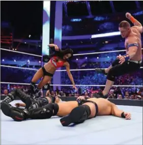  ??  ?? Nikki Bella et John Cena affichaien­t leur rage sur le ring de WrestleMan­ia.