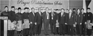  ??  ?? Sapuan (seventh left) poses with his staff who received the Pingat Perkhidmat­an Setia (PPS) from the chief minister.