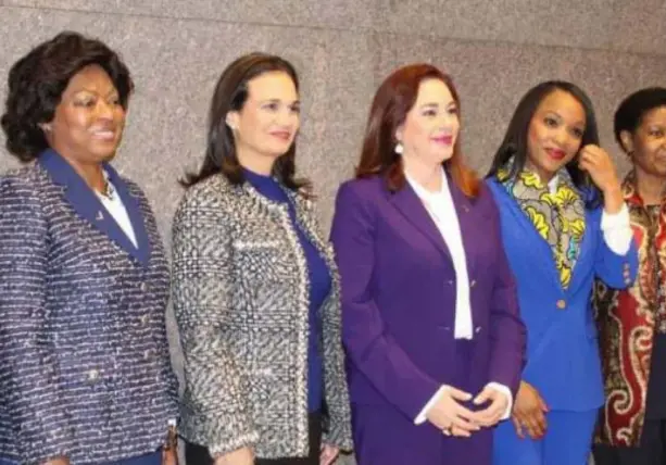  ??  ?? PRIMEIRA-DAMA DE ANGOLA, ANA DIAS LOURENÇO, DISCURSOU NA REUNIÃO DO GRUPO DE MULHERES LÍDERES PELA IGUALDADE DE GÉNERO