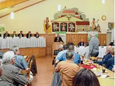  ?? Foto: Peter Wieser ?? Beim Politische­n Frühschopp­en standen viele Kandidaten im Gasthof Adler in Ober wiesenbach rund 100 Besuchern Frage und Antwort. Dabei gab es auch einiges an Kritik einzusteck­en.