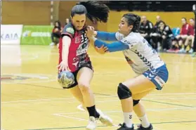  ?? FOTO: MIREYA LÓPEZ ?? Maddi Bengoetxea hizo siete goles vitales para el triunfo del Zuazo