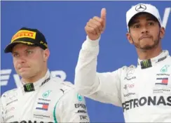  ?? FOTO: SERGEI GRITS ?? Valtteri Bottas måtte afgive sin naesten sikre førsteplad­s til Lewis Hamilton i weekenden.