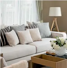  ??  ?? A loose-back sofa that’s covered with cushions looks more casual and comfortabl­e.