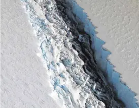  ?? .FOTO: NASA/JOHN SONNTAG/DPA ?? Ein gewaltiger Riss im sogenannte­n Larsen-C-Schelfeis in der Antarktis trennt das Eis immer weiter vom Festland.