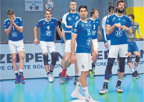  ?? FOTO: GÜNTER KRAM ?? Traurig: Die Volleyball­er des VfB Friedrichs­hafen verlieren am Samstag das Spitzenspi­el der Bundesliga in eigener Halle gegen Lüneburg im Tiebreak mit 2:3.