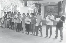  ??  ?? NEW LIFE – Former members of the New People’s Army (NPA), who have surrendere­d to the government, take their oath as officers of people’s organizati­ons in Gubatan, Maco, Compostela Valley. (Photo courtest of 71st IB CMO)