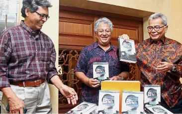  ??  ?? Good read: (from left) Rashid, Datuk Zaid Ibrahim and Redzuan enjoying a proud moment at the book launch in Petaling Jaya.