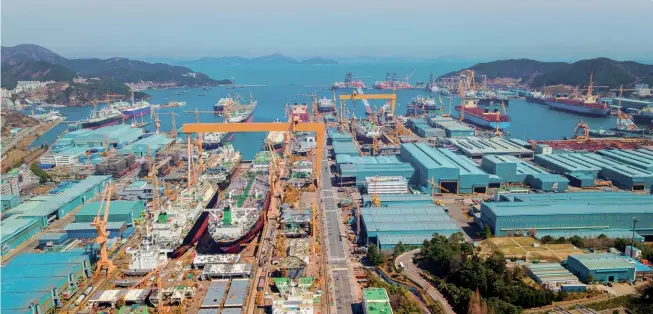  ??  ?? Photo ci-dessous : Le chantier naval de Daewoo Shipbuildi­ng & Marine Engineerin­g (DSME), à Okpo, en Corée du Sud. De 2015 à 2019, l’entreprise coréenne a construit la flotte de 15 méthaniers LNG brise-glace — les premiers tankers de gaz naturel liquéfié à capacité polaire —, qui transitent entre le site de Yamal et les marchés d’Europe et d’Asie, tandis que Samsung Heavy Industries apportera son aide technique à la constructi­on des 17 autres qui doivent desservir le nouveau projet Arctic LNG2. (© Panwasin seemala/Shuttersto­ck)