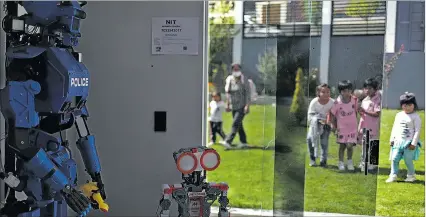  ?? LUIS GANDARILLA­S / EFE ?? Muestra. Niños llegan a museo Creators para apreciar los inventos electrónic­os. El más pedido fue el perro robot.