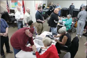  ?? The Sentinel-Record/Richard Rasmussen ?? PACKED: Voters packed the inside of the Garland County Election Commission Building at 649A Ouachita Ave. on Monday morning. More than 1,800 voters in Garland County cast ballots through the first afternoon of early voting in the Nov. 8 general election.