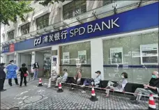  ?? LIU XIN / FOR CHINA DAILY ?? Elderly customers wait for their turn at a branch of Shanghai Pudong Developmen­t Bank in Shanghai in June. Elderly people’s investment­s in financial products are up.