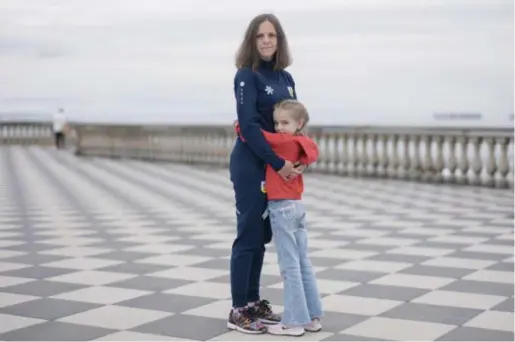  ?? © ?? Yevheniia Moroz (34), aanvoerste­r van het Oekraïense hockeyteam, vluchtte samen met haar 7-jarige dochter.
Simone Donati/TerraProje­ct