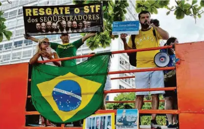  ?? Herculano Barreto Filho/uol) ?? Apoiador do deputado federal Daniel Silveira exibiu placa de rua em homenagem ao parlamenta­r preso em ato em frente ao Copacabana Palace, na zona sul do Rio de Janeiro