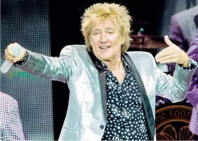  ??  ?? Platinato Rod Stewart, nato a Londra il 10 gennaio 1945, durante un concerto dello scorso anno. In carriera, fra Jeff Beck Group, Faces e da solista, ha venduto 200 milioni dischi