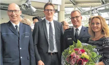  ?? FOTO: WAGNER ?? Jetzt offiziell im Amt: der neue Revierleit­er der Polizei Tuttlingen, Jörg Rommelfang­er (Zweiter von rechts, mit Ehefrau Bettina). Links Polizeiprä­sident Gerhard Regele und Markus Walter, Rommelfang­ers Vorgänger.