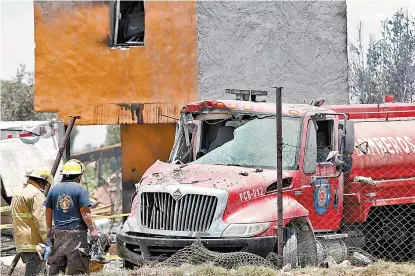  ??  ?? Vehículo de bomberos destrozado después de la primera explosión.