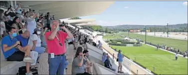  ??  ?? Espectador­es siguen una carrera ayer en el hipódromo de Madrid.