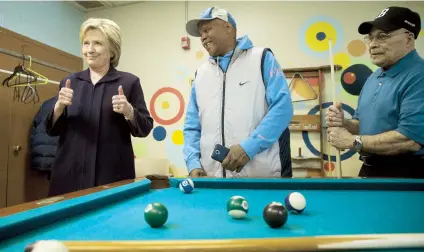  ??  ?? Como parte de su campaña, la percandida­ta demócrata Hillary Clinton visitó ayer el Centro Corsi para personas de la tercera edad, en Nueva York, donde compartió con puertorriq­ueños.