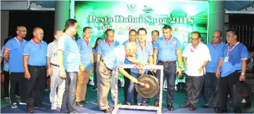  ??  ?? Blikau strikes a gong to officiate the opening of Pesta Dabai Song.