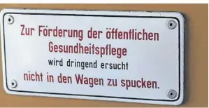  ?? ?? Diverse, heute absurd erscheinen­de Schilder hängen in den einzelnen Wagen der alten Züge.