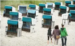  ??  ?? Der Zinnowitze­r Strand auf Usedom: Wenig weiter südlich dröhnt der Verkehr.