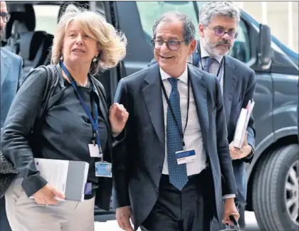  ?? / J. THYS (AFP) ?? El ministro de Finanzas italiano, Giovani Tria, llega a la reunión del Eurogrupo, ayer en Luxemburgo.