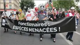  ??  ?? Entre 15 000 et 50 000 personnes ont défilé dans les rues de Paris.