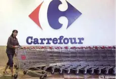  ?? — Reuters ?? A shopper pushes a trolley at a Carrefour supermarke­t in Singapore.